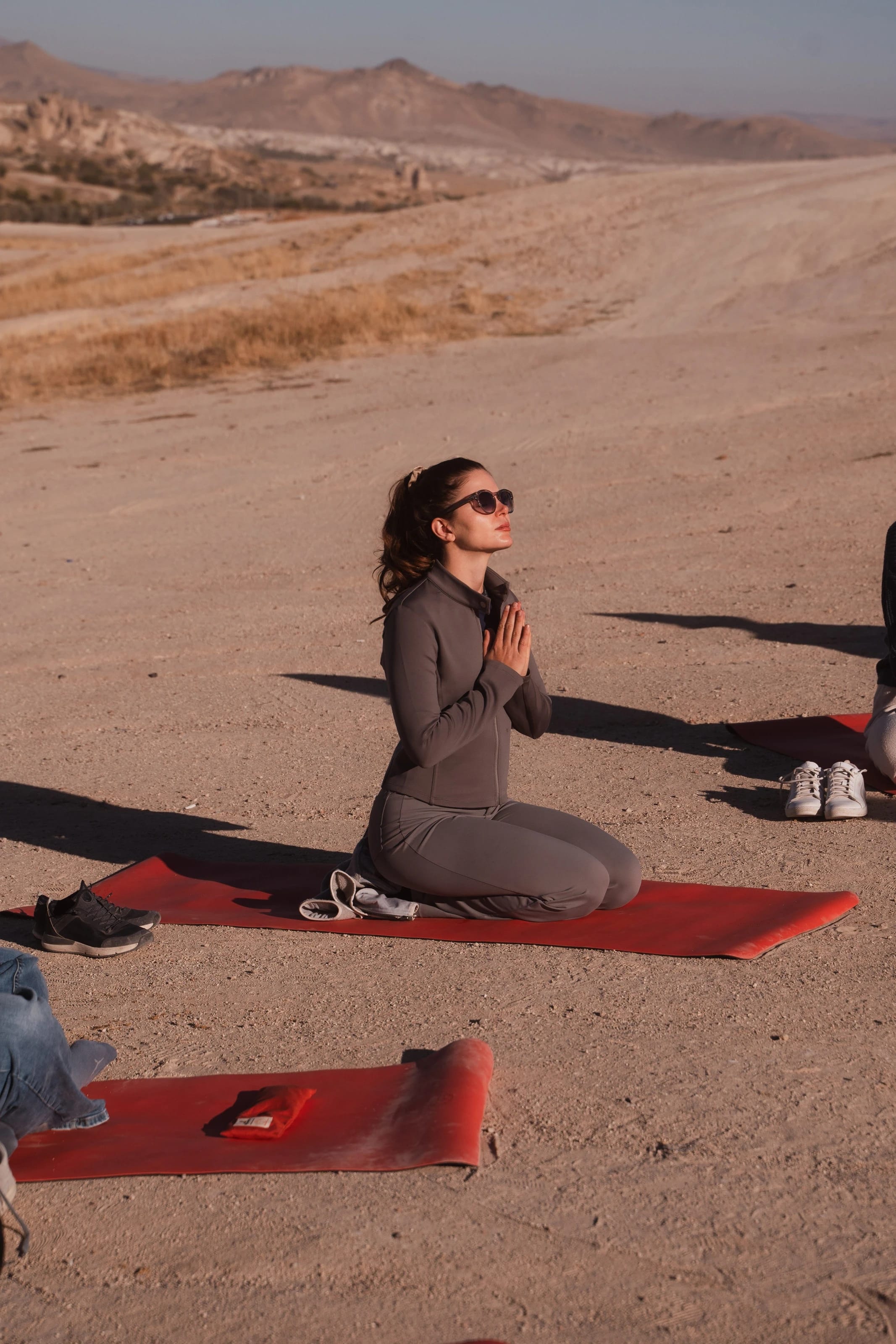 Selin bei einer Yoga-Meditation auf roter Matte in Kappadokien