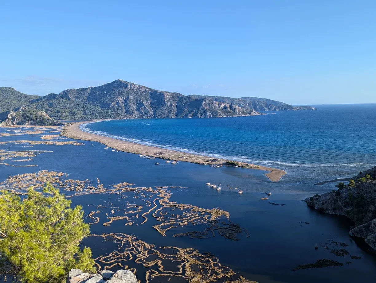 Erhöhter Blick auf den İztuzu-Strand bei Dalyan mit der langen Sandbank zwischen Meer und Flusslagune.