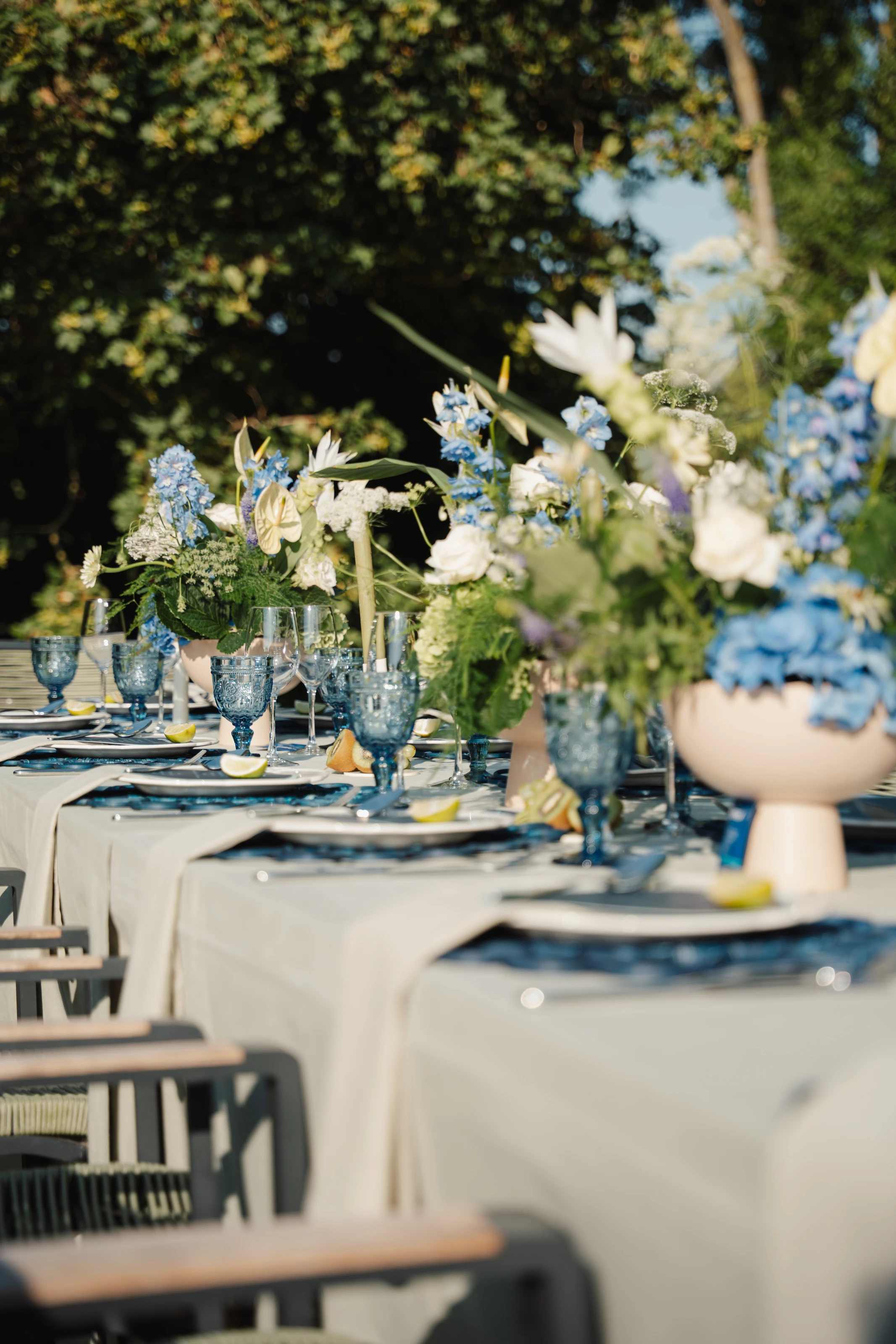 Eine Gartentafel mit blauen Hortensien, Rittersporn und kobaltblauen Gläsern.